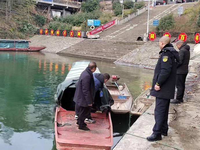 春運第一天，芷江水運事務(wù)中心執(zhí)法人員去碧涌大垅進(jìn)行安全巡查，確保水上交通安全！ (4)